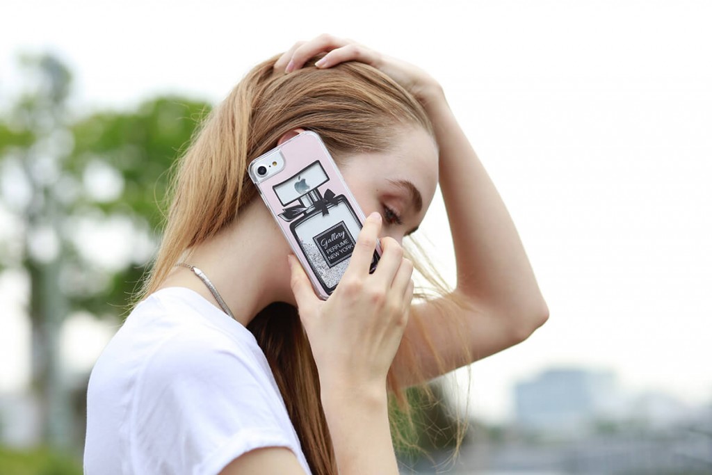 グリッターを使ったスマホケースを買いたい方へ 気泡が入る原因とその解決策を紹介 グリッターを使ったスマホケースを買いたい方へ 気泡が入る原因とその解決策を紹介