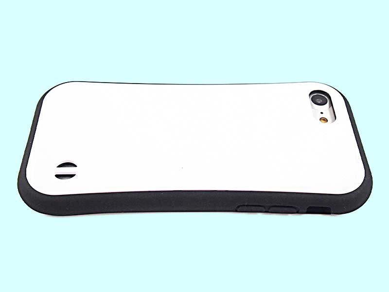 スマホ本体を優しくしっかり包むTPUバンパー素材