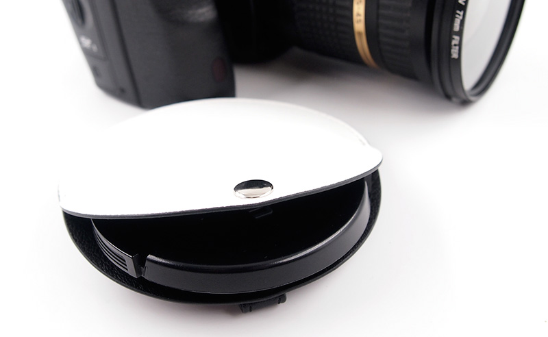 PUレザー製のレンズキャップホルダーは様々なカメラのレンズキャップに対応。